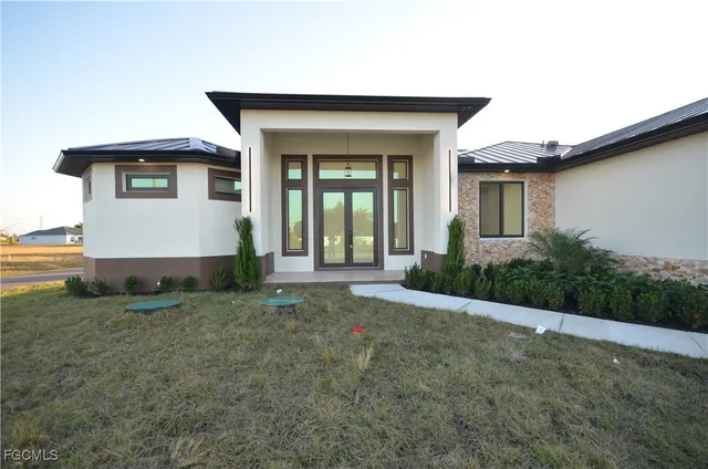 a view of a house with a yard