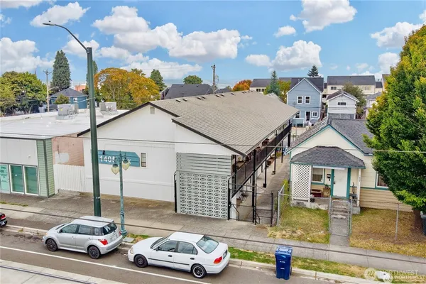 a car parked in front of white house