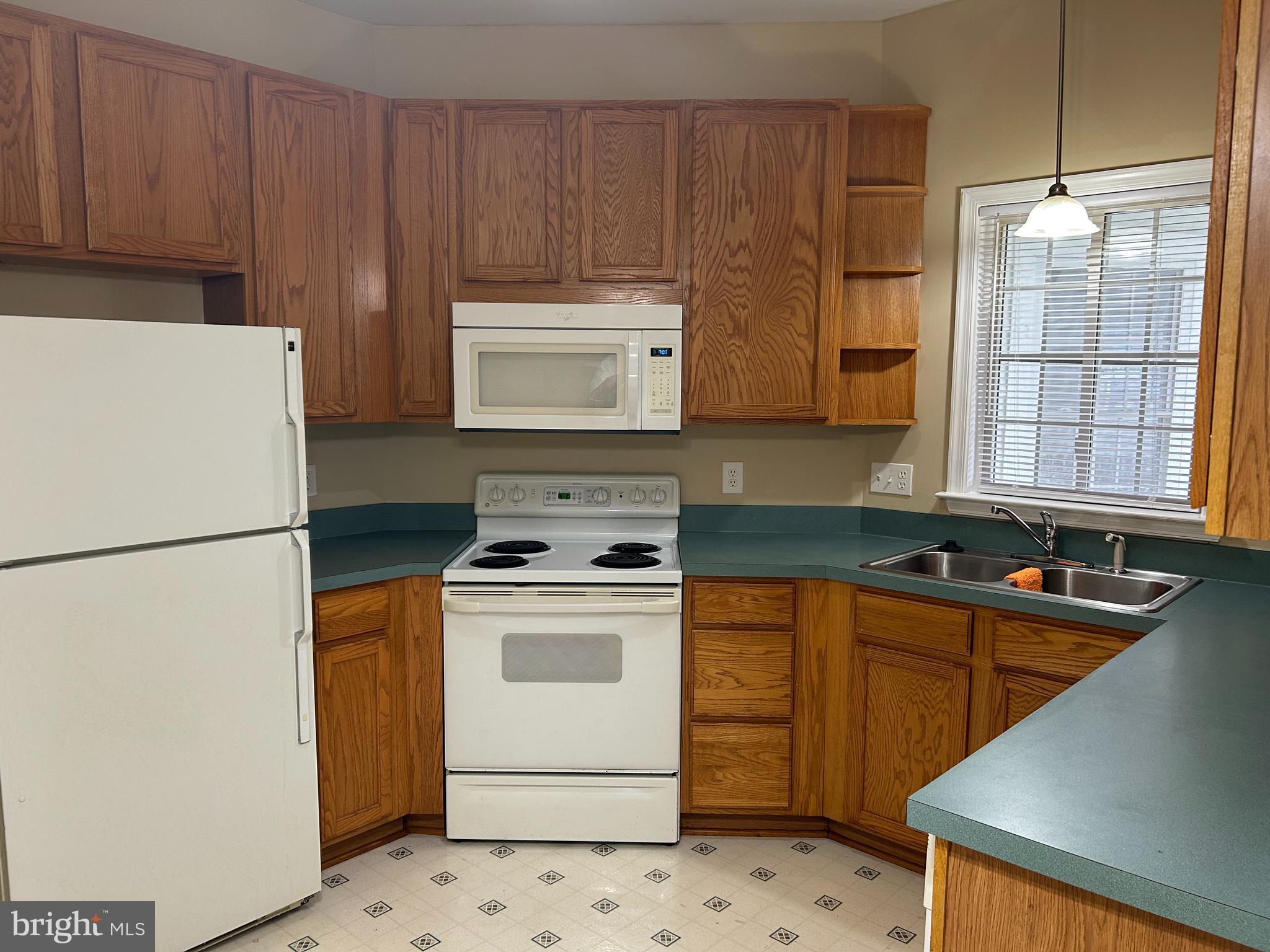 35112 Somerset Ridge Road Locust Grove, VA 22508 - Photo 11 of 21 42" wall cabinets
