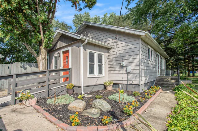 $215,000 | 32780 Highway 43, Paw Paw, MI 49079