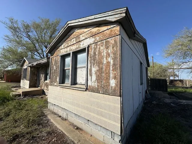 a view of a house with backyard and porch