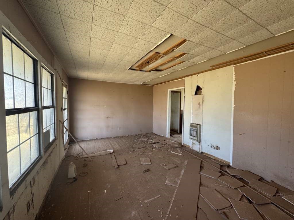 200 West 2nd Street Plainview, TX 79072 - Photo 3 of 6 a view of room