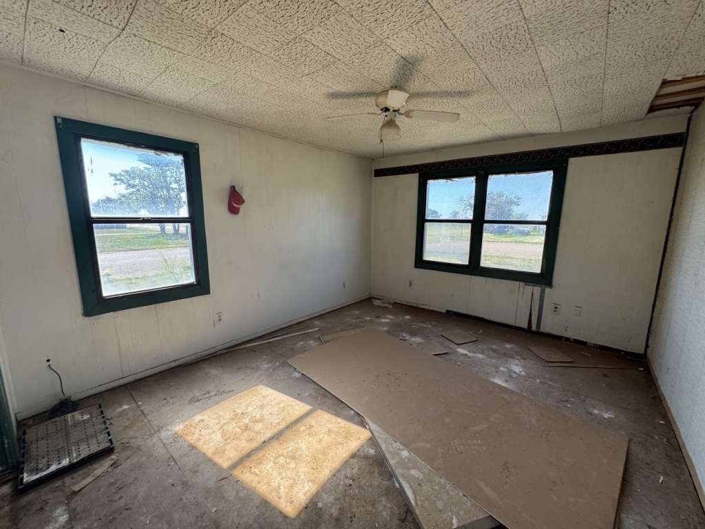 200 West 2nd Street Plainview, TX 79072 - Photo 6 of 6 an empty room with windows