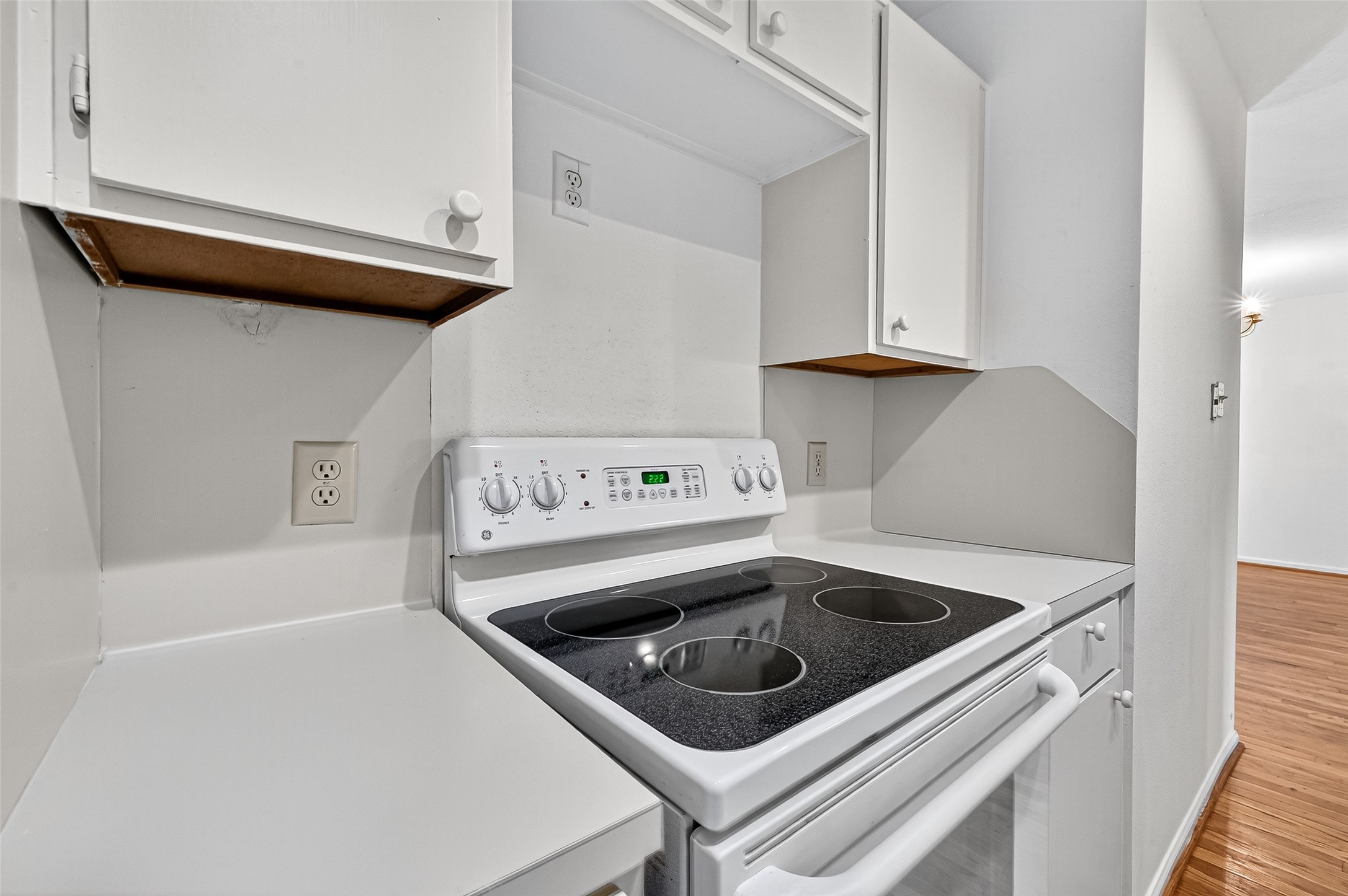 2829 Timmons Lane, Unit 176 Houston, TX 77027 - Photo 14 of 34 a view of a kitchen counter space