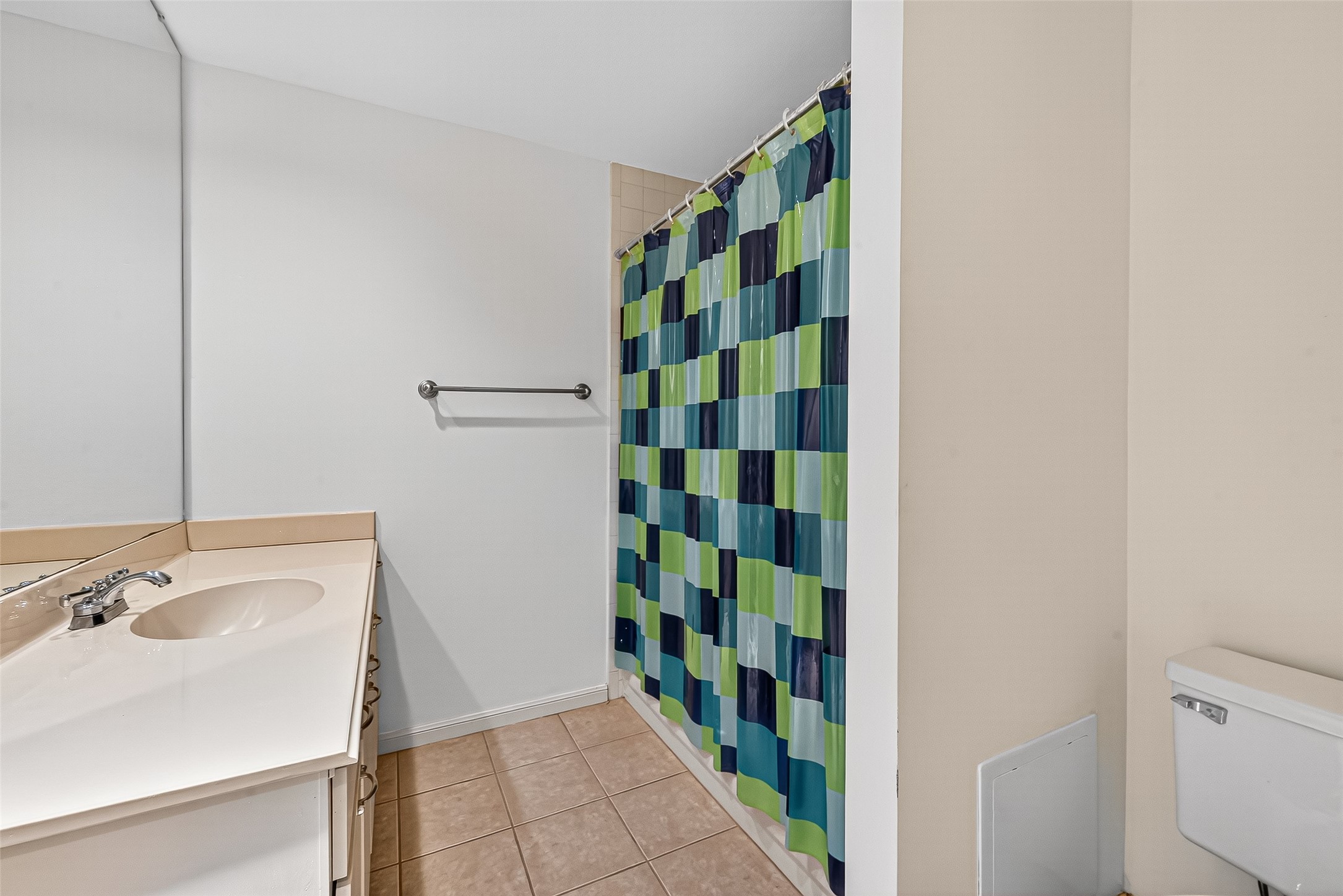 2829 Timmons Lane, Unit 176 Houston, TX 77027 - Photo 21 of 34 a bathroom with a sink and a mirror