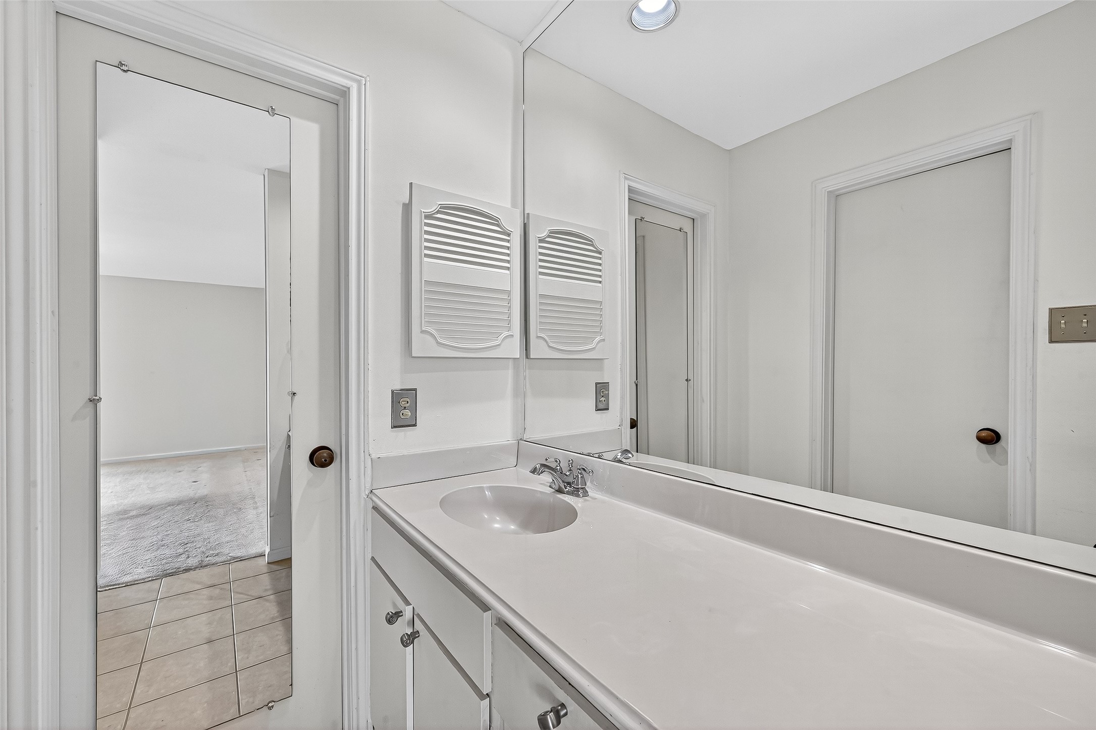 2829 Timmons Lane, Unit 176 Houston, TX 77027 - Photo 25 of 34 a bathroom with a sink and a mirror