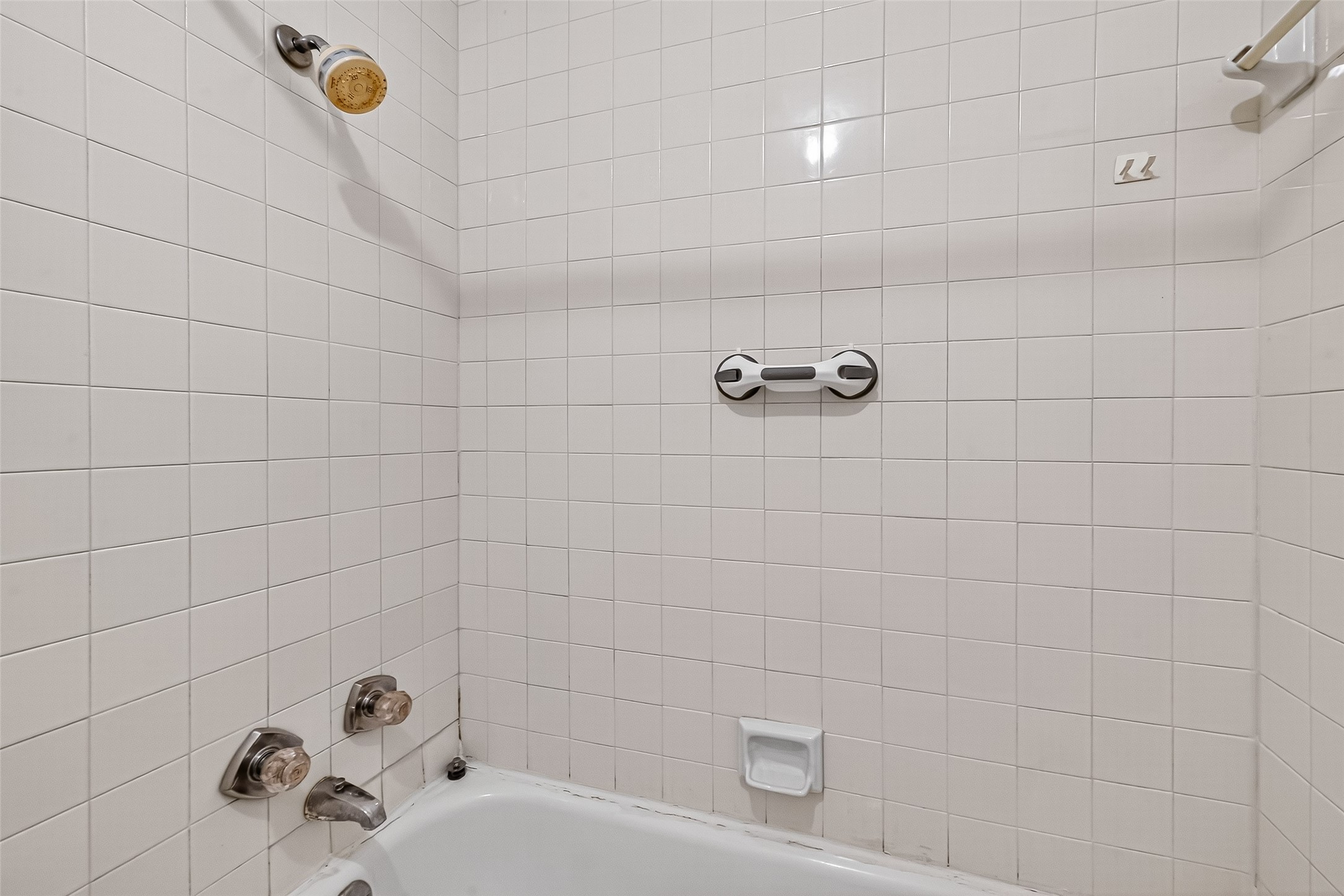 2829 Timmons Lane, Unit 176 Houston, TX 77027 - Photo 27 of 34 a bathroom with a bathtub