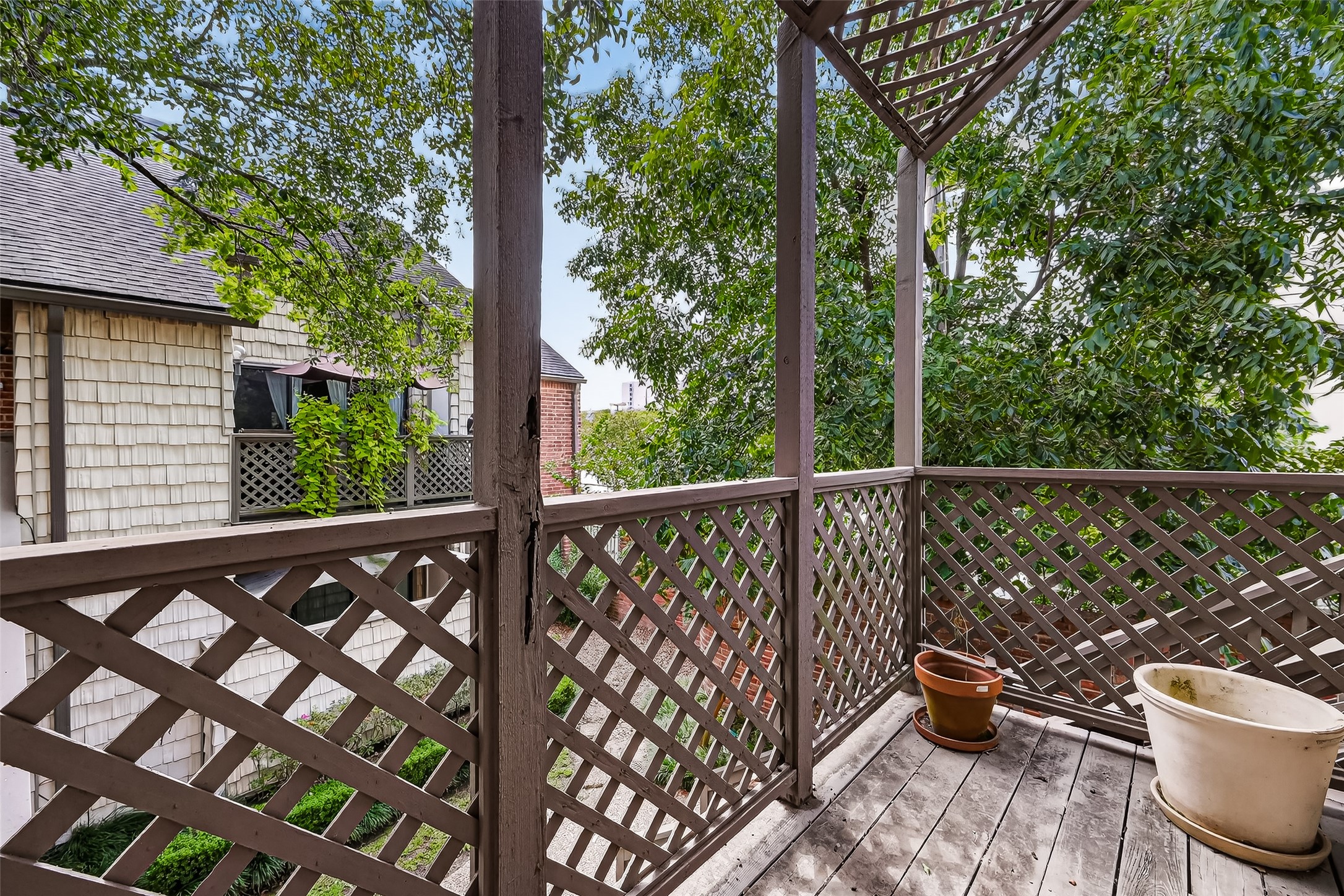 2829 Timmons Lane, Unit 176 Houston, TX 77027 - Photo 29 of 34 a view of a deck