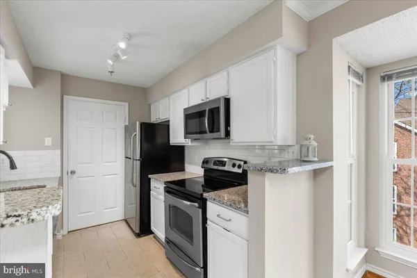 $1,900 | 1524 Lincoln Way, Unit 325, McLean, VA 22102