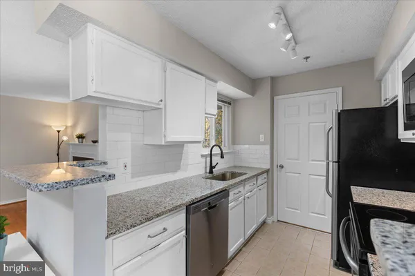 $1,900 | 1524 Lincoln Way, Unit 325, McLean, VA 22102