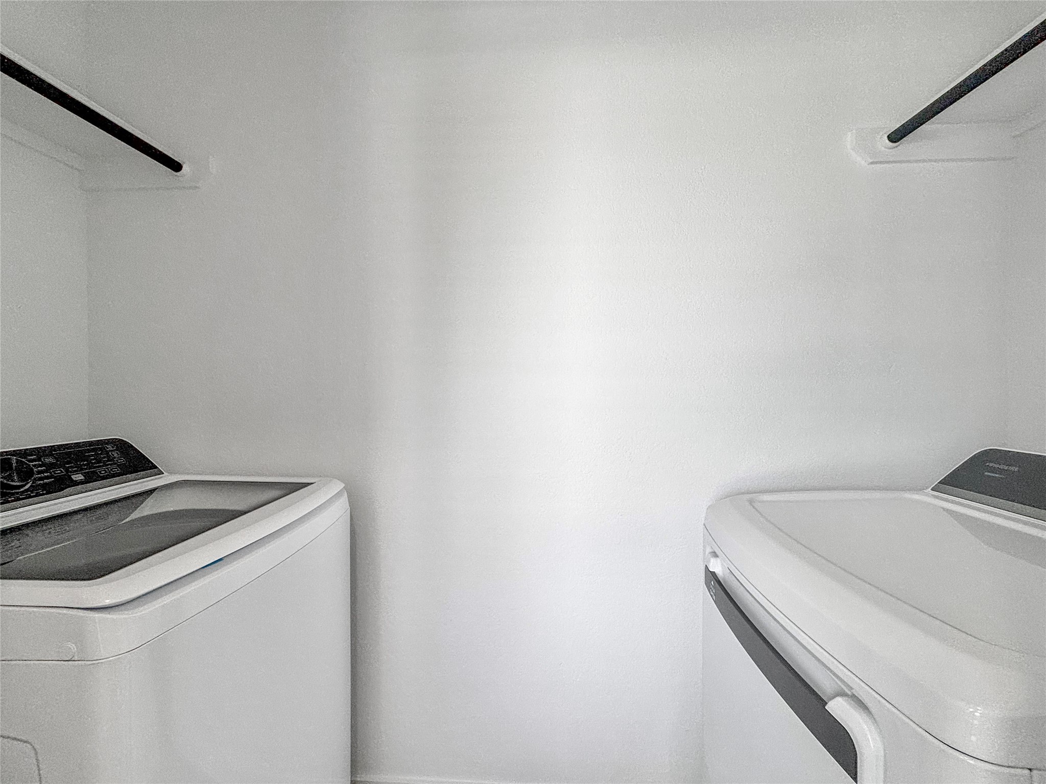 6022 Standpiper Loop Baytown, TX 77521 - Photo 5 of 16 a utility room with dryer and washer