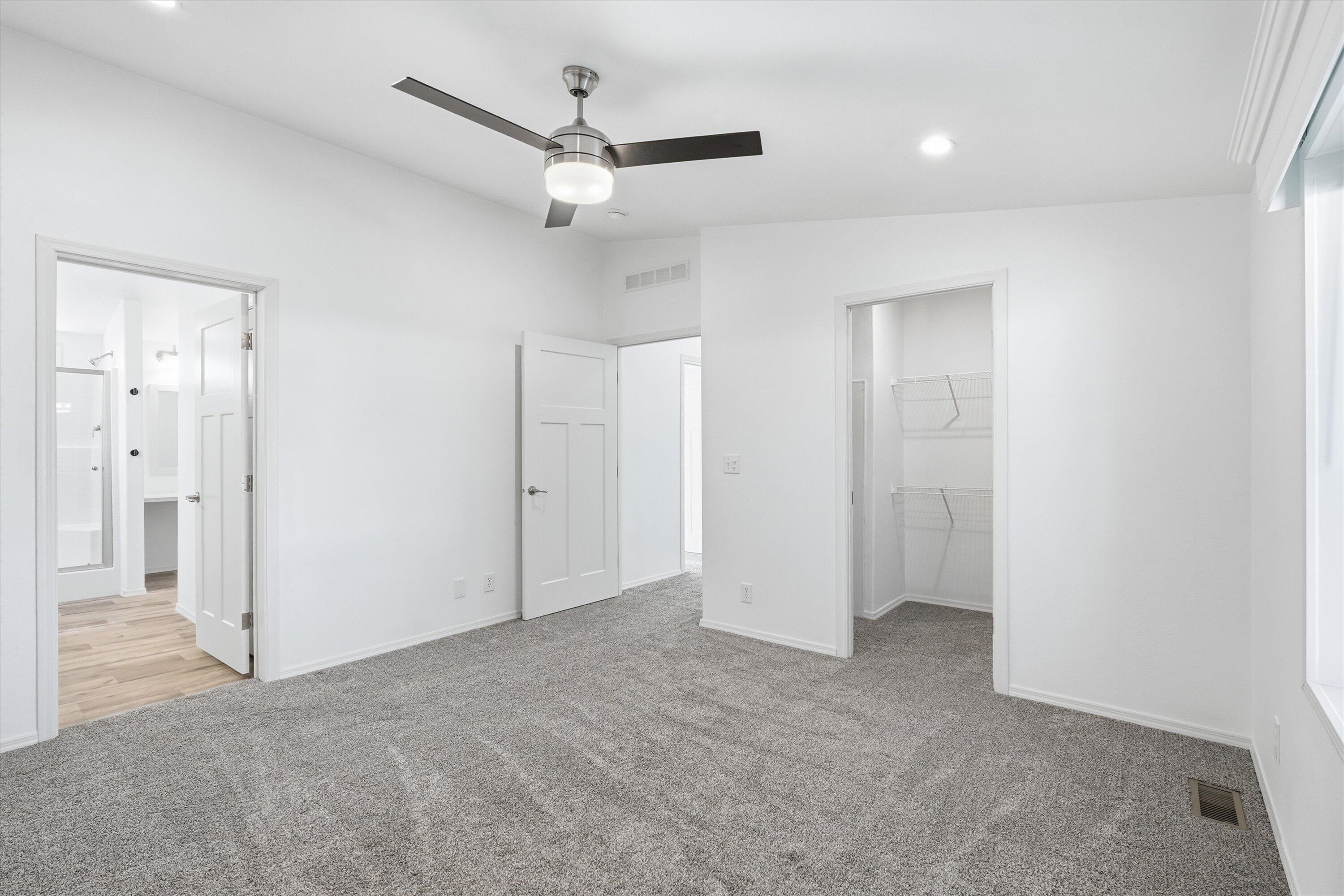 300 Luman Road, Unit 197 Phoenix, OR 97535 - Photo 20 of 26 an empty room with fan and a ceiling fan
