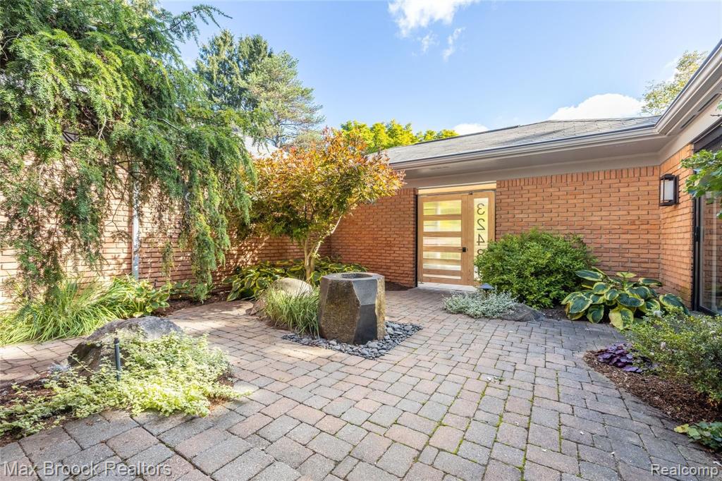 32481 Evergreen Road Beverly Hills, MI 48025 - Photo 3 of 57