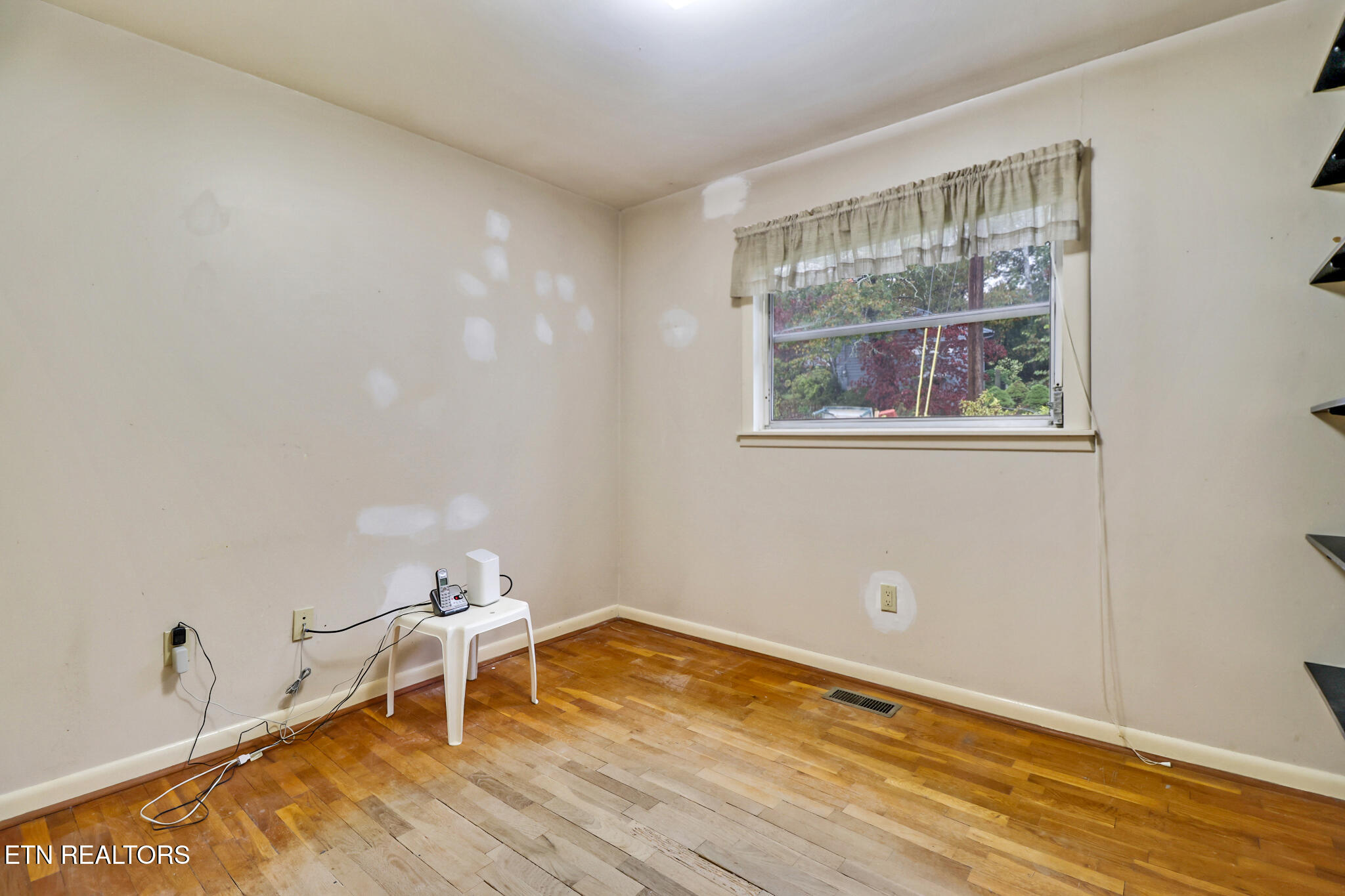 109 Wakefield Road Oak Ridge, TN 37830 - Photo 16 of 35 W-bed 2