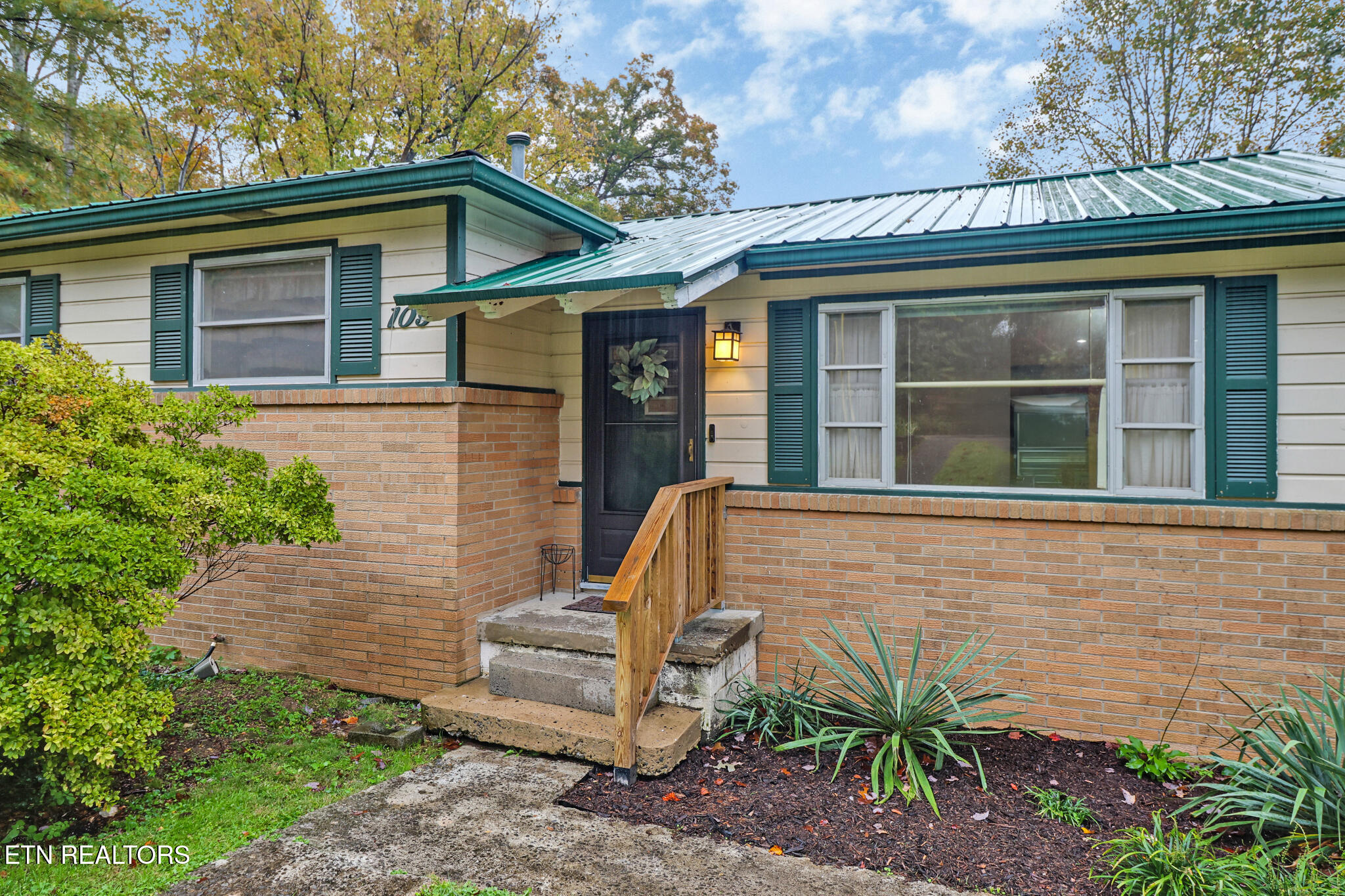 109 Wakefield Road Oak Ridge, TN 37830 - Photo 3 of 35 W-front door
