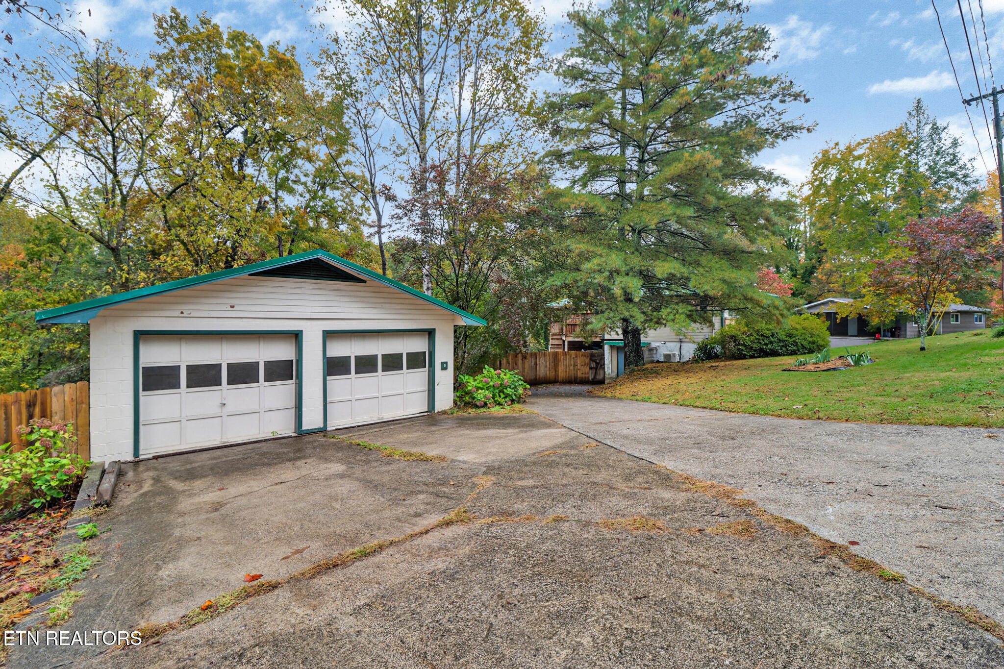 109 Wakefield Road Oak Ridge, TN 37830 - Photo 4 of 35 W-detached garage