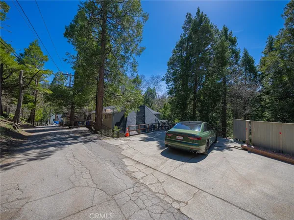 $2,900 | 233 Corona Circle, Lake Arrowhead, CA 92352