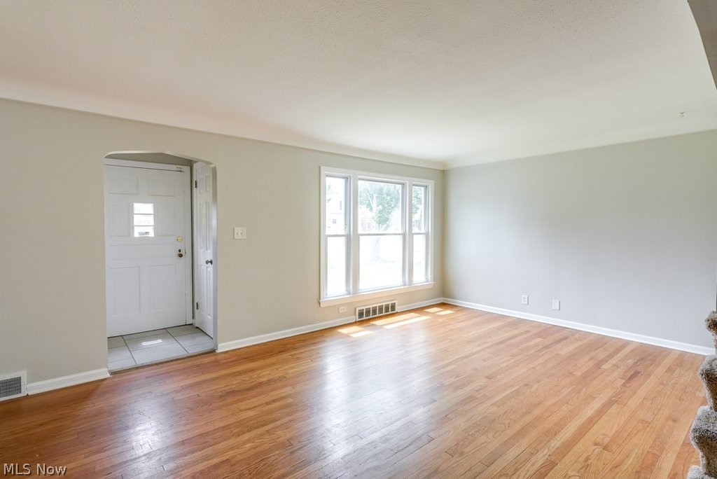 4225 Lambert Road Cleveland, OH 44121 - Photo 3 of 27