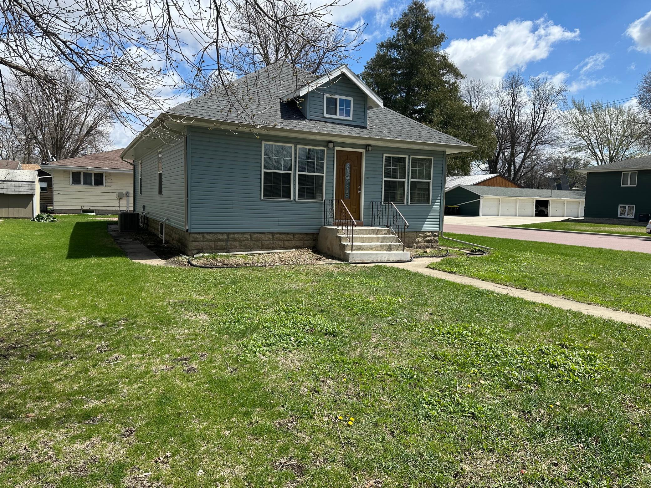 709 4th Avenue Windom, MN 56101 - Photo 4 of 20