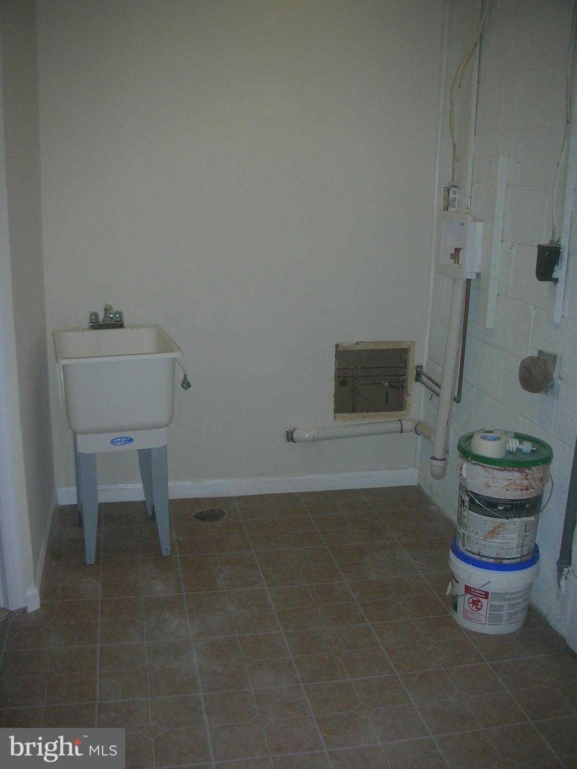 12915 Glynis Road Clinton, MD 20735 - Photo 22 of 29 Laundry area