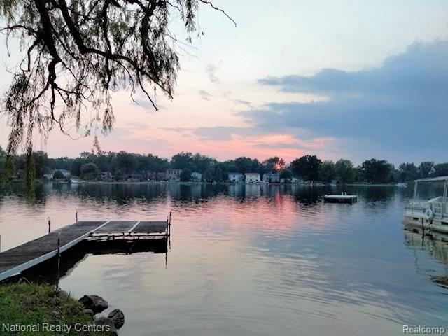 4757 Crescent Point Road Waterford, MI 48327 - Photo 1 of 13