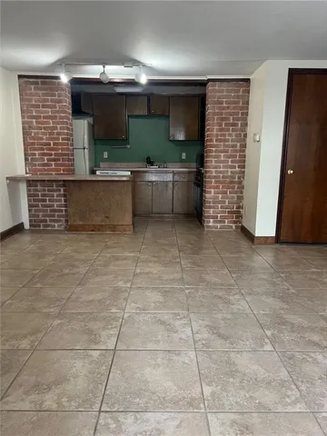 $1,050 | 3116 Prytania Street, Unit 2, New Orleans, LA 70115