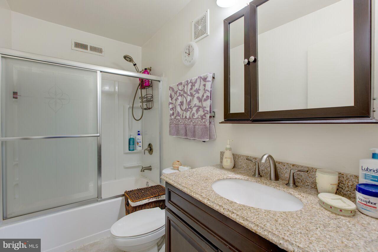 1660 Valencia Way Reston, VA 20190 - Photo 14 of 26 Bath (Master)