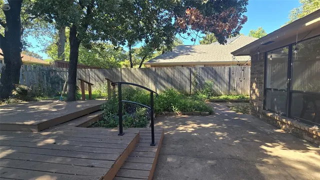 a view of a house with backyard