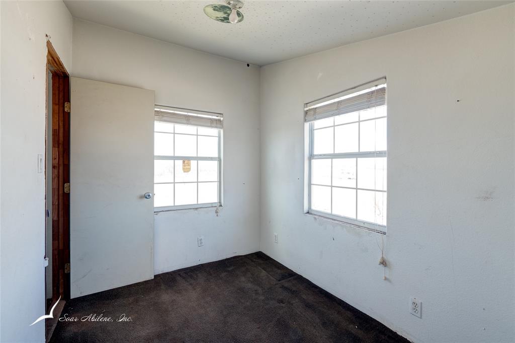 10333 Cr 254 Clyde Tx 79510 Clyde, TX 79510 - Photo 11 of 13 an empty room with a window