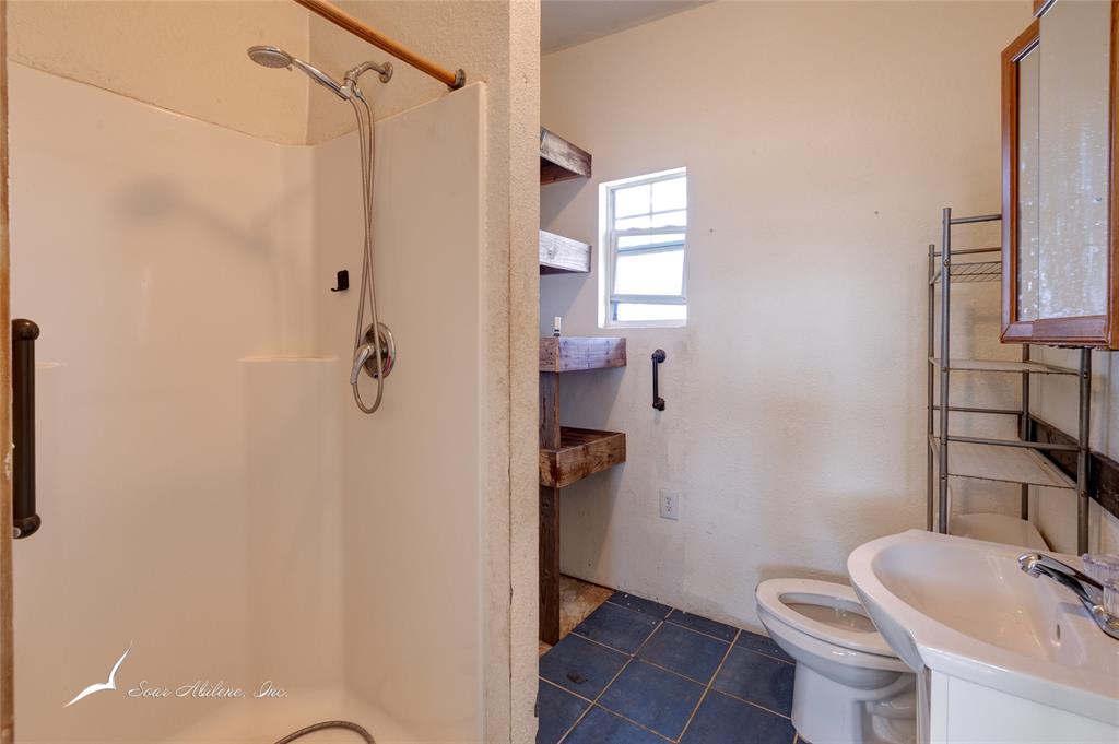 10333 Cr 254 Clyde Tx 79510 Clyde, TX 79510 - Photo 5 of 13 a bathroom with a sink toilet and shower