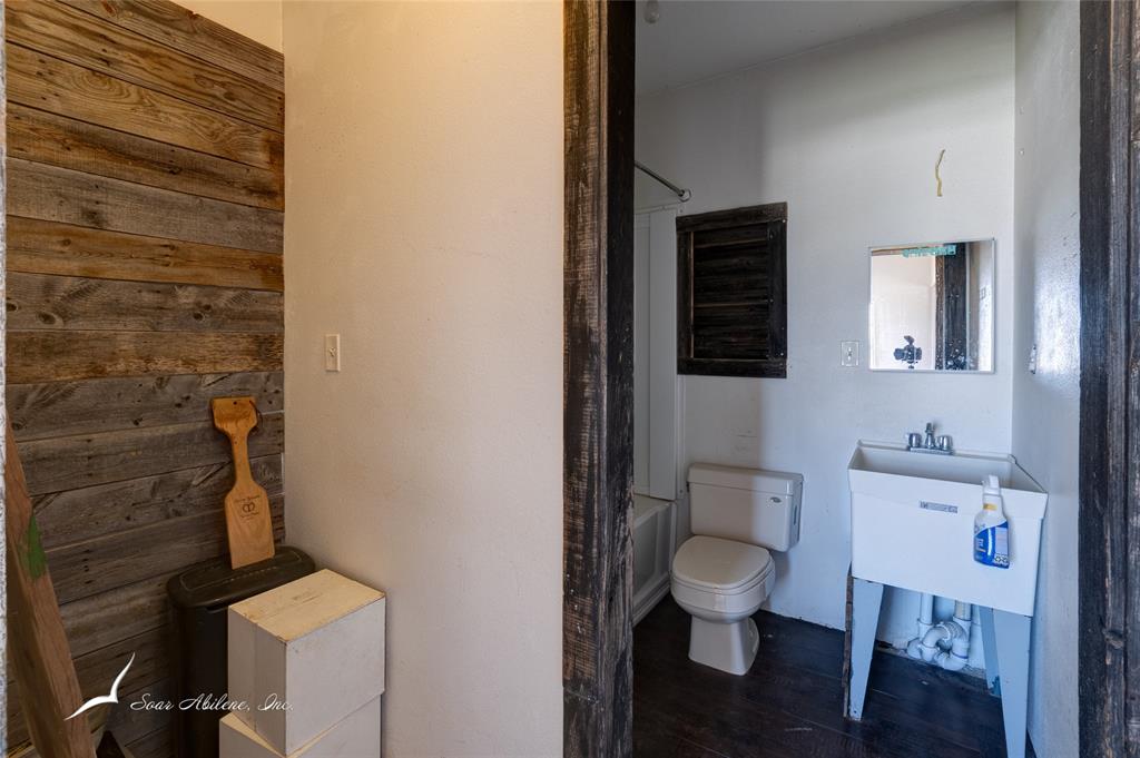 10333 Cr 254 Clyde Tx 79510 Clyde, TX 79510 - Photo 7 of 13 a bathroom with a toilet a sink and mirror