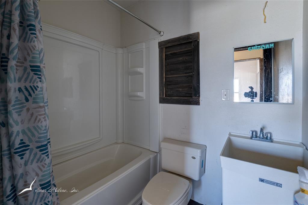 10333 Cr 254 Clyde Tx 79510 Clyde, TX 79510 - Photo 8 of 13 a bathroom with a toilet a sink and bathtub