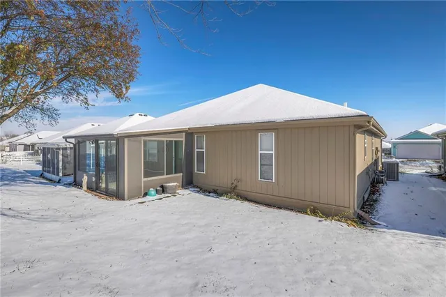 $290,000 | 528 Saturn Drive, Raymore, MO 64083