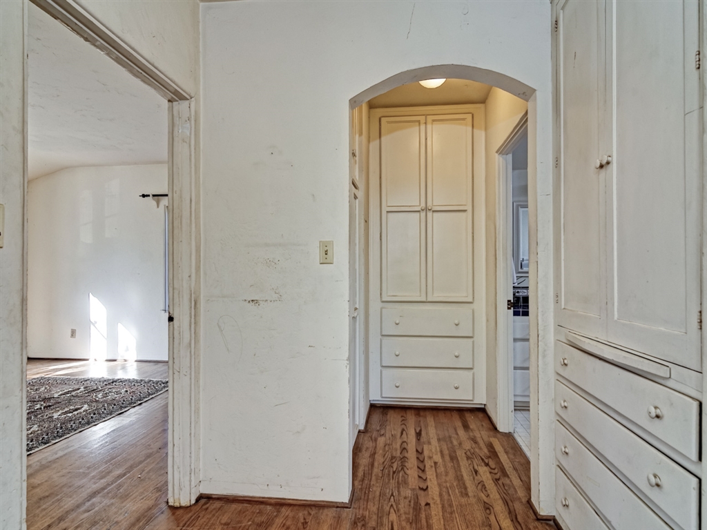 654 J Avenue Coronado, CA 92118 - Photo 19 of 25 Hallway