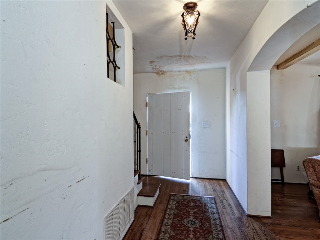 654 J Avenue Coronado, CA 92118 - Photo 4 of 25