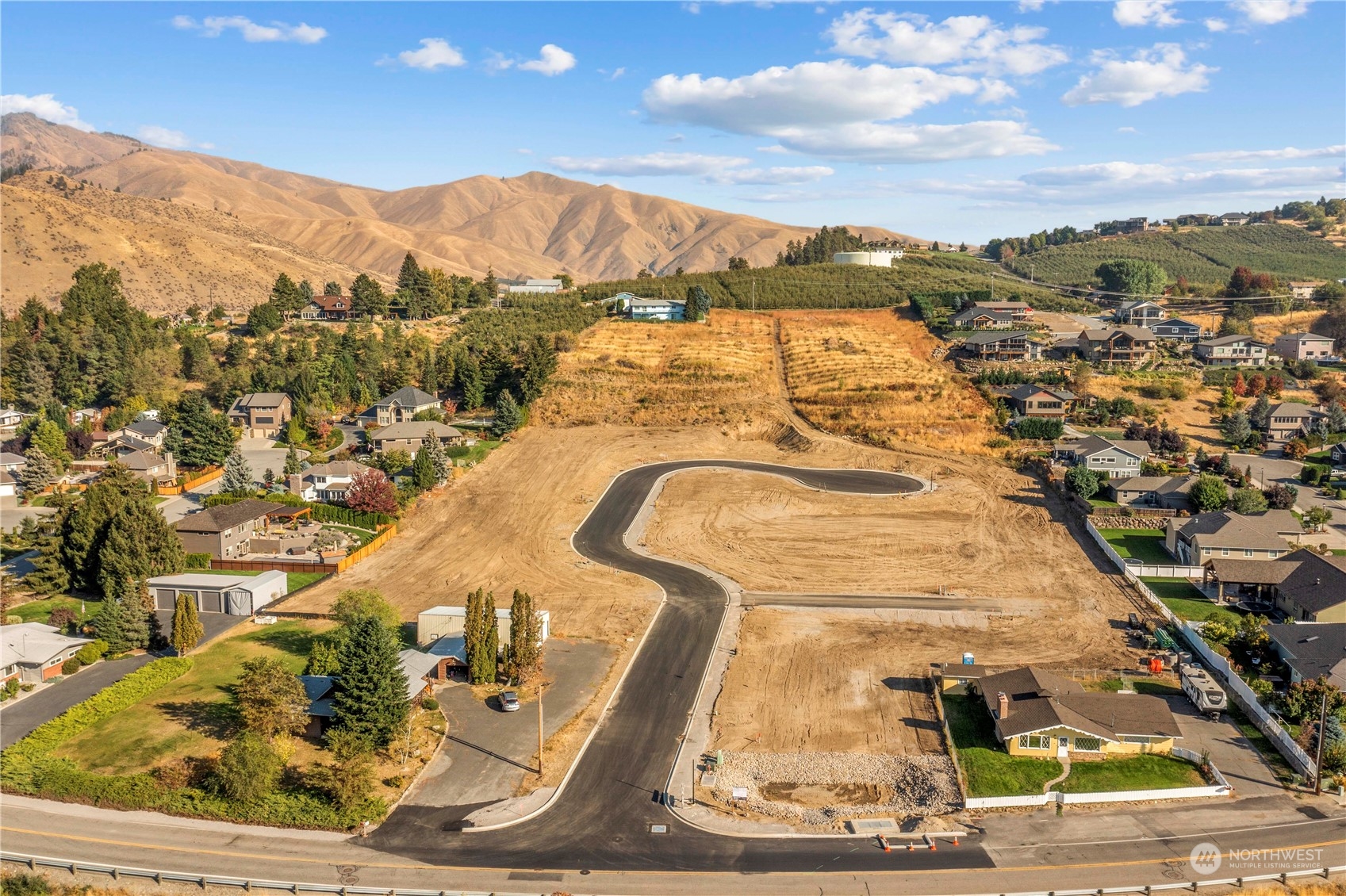124 Freedom Hills Cashmere, WA 98815 - Photo 21 of 27 a view of a swimming pool with a table and chairs