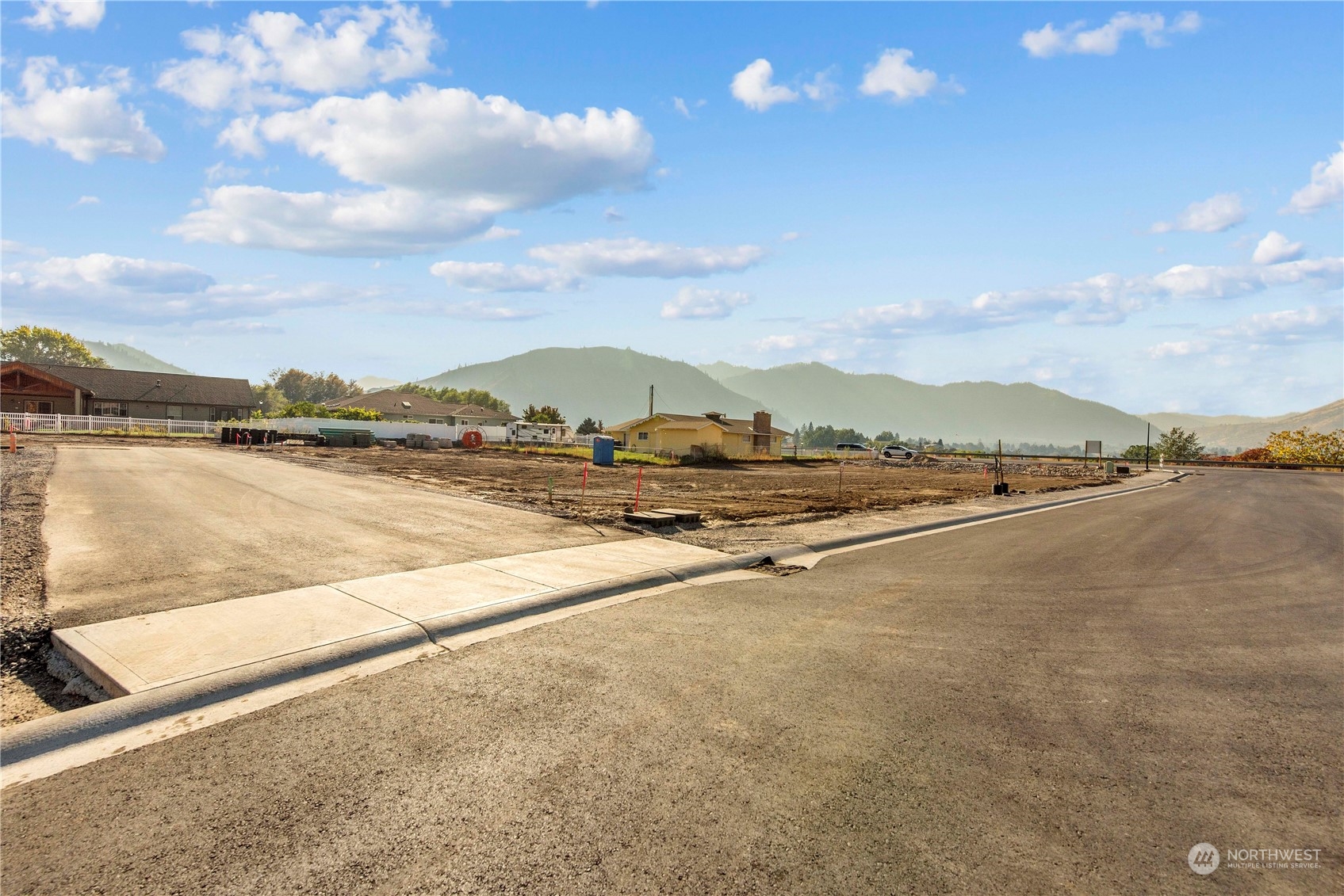124 Freedom Hills Cashmere, WA 98815 - Photo 25 of 27 a view of a lake with a mountain