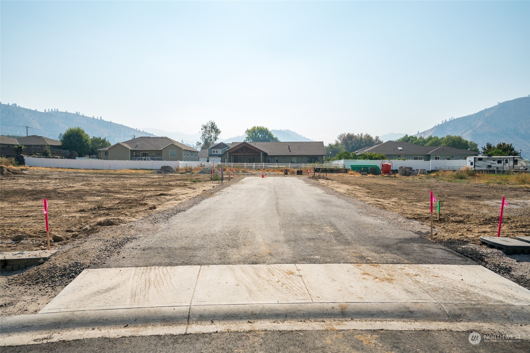 124 Freedom Hills Cashmere, WA 98815 - Photo 8 of 27 a view of a lake with houses