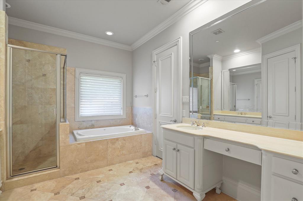 6512 Old Gate Road Plano, TX 75024 - Photo 31 of 40 Bath for the 2nd Primary on the 1st floor with a walk in closet.