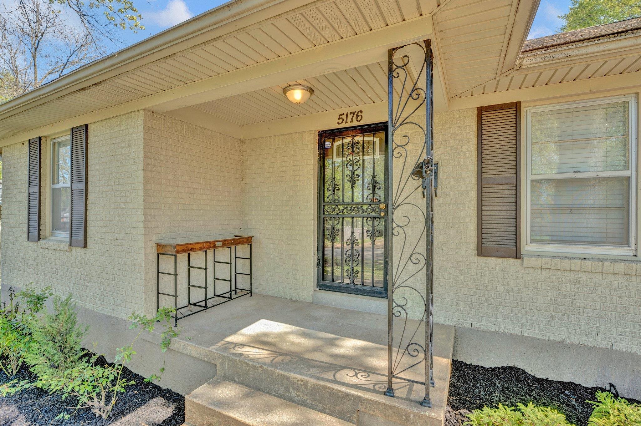5176 Verne Road Memphis, TN 38117 - Photo 4 of 28 Property entrance with brick siding and a porch