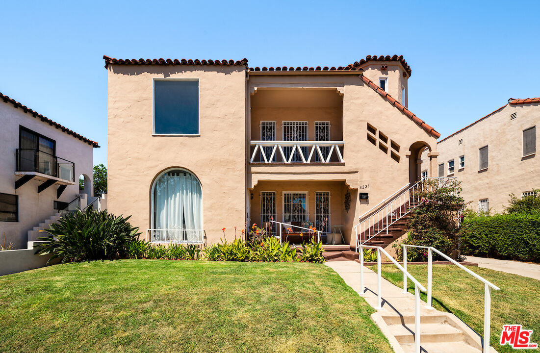 8221 West 4th Street Los Angeles, CA 90048 - Photo 20 of 21 a front view of house with yard