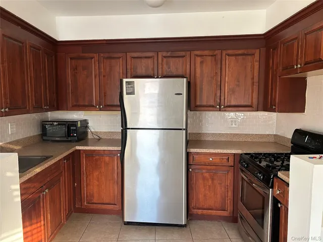 $2,895 | 126 Deer Park Avenue, Unit 3, Babylon, NY 11702