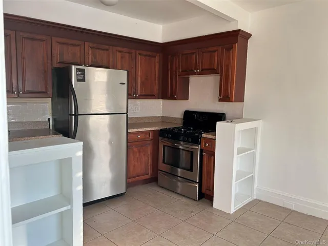 $2,895 | 126 Deer Park Avenue, Unit 3, Babylon, NY 11702