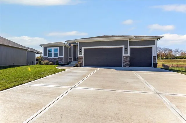 $506,900 | 816 Blue Grama Court, Raymore, MO 64083