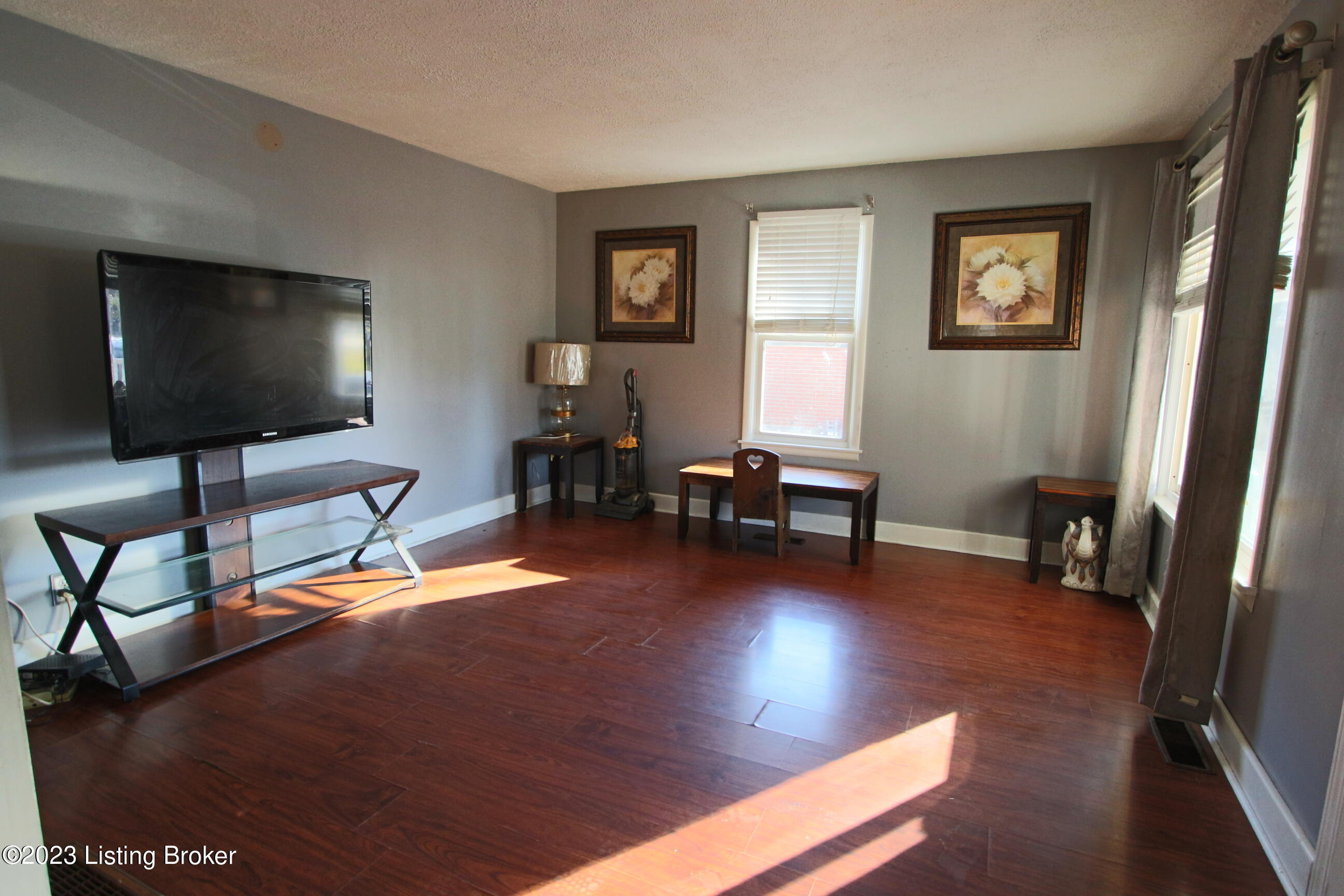 4217 Dover Road Louisville, KY 40216 - Photo 5 of 24 IMG_9031