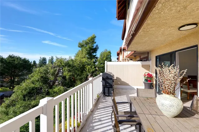 $725,000 | 9325 Sunland Park Drive, Unit 23, Sun Valley, CA 91352