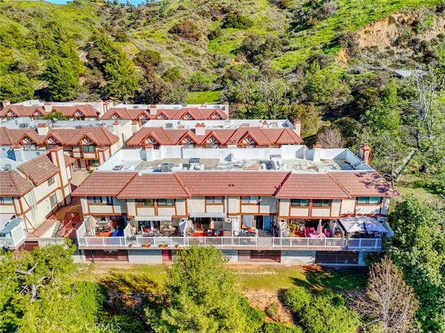 $725,000 | 9325 Sunland Park Drive, Unit 23, Sun Valley, CA 91352