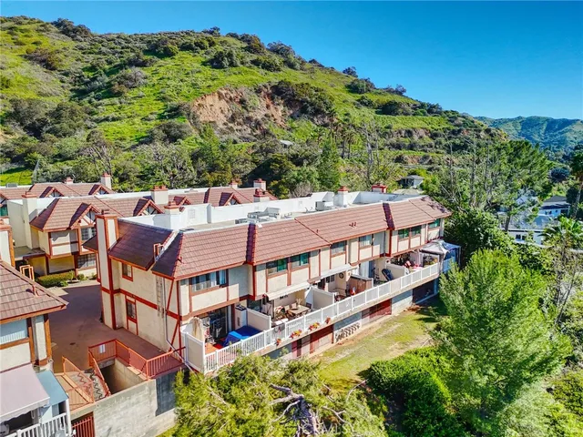 $725,000 | 9325 Sunland Park Drive, Unit 23, Sun Valley, CA 91352