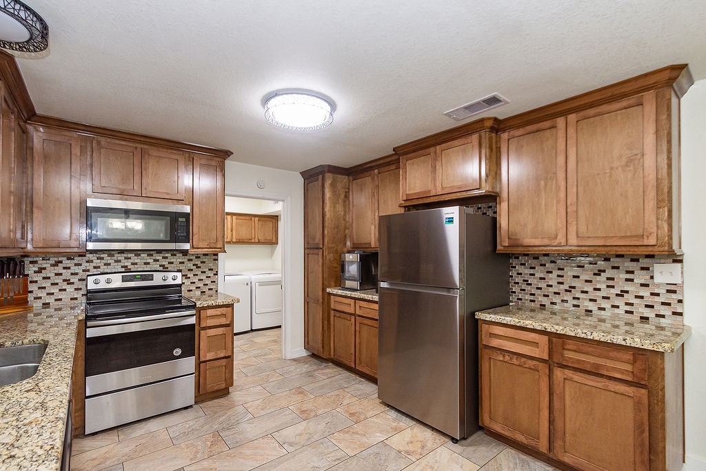 1055 South Anderson Street Angleton, TX 77515 - Photo 9 of 23