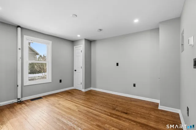 $2,400 | 33 Maple Street, Glastonbury, CT 06033